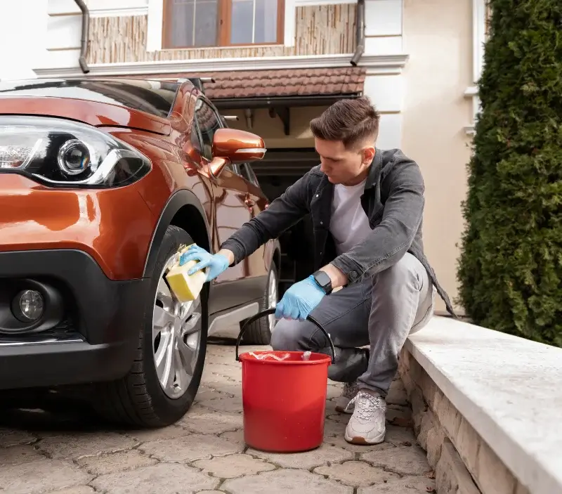 Lavage auto à domicile Samoëns : professionnel intervenant sur un véhicule